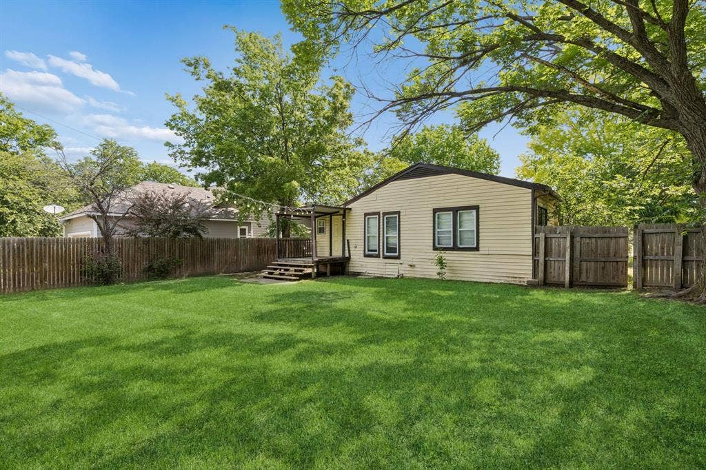 1120 S Pine Street, Grapevine, TX 76051 1120 S Pine Street, Grapevine, TX 76051