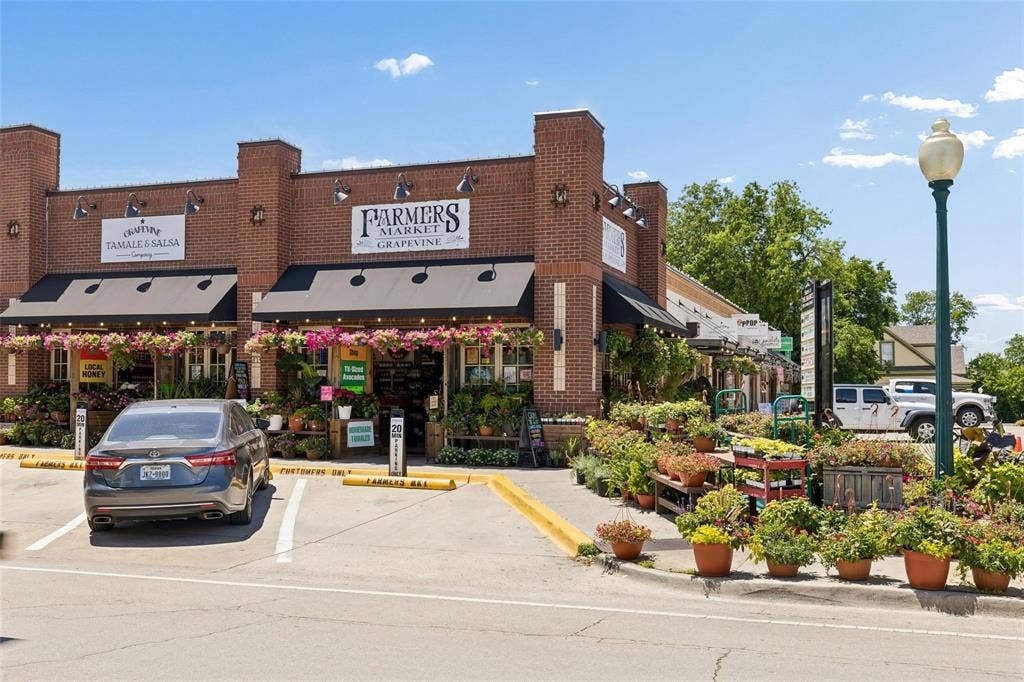 1120 S Pine Street, Grapevine, TX 76051 Fresh finds, local flavors, and hometown charm at the Grapevine Farmers Market — one of the many reasons Historic Main Street feels so special.