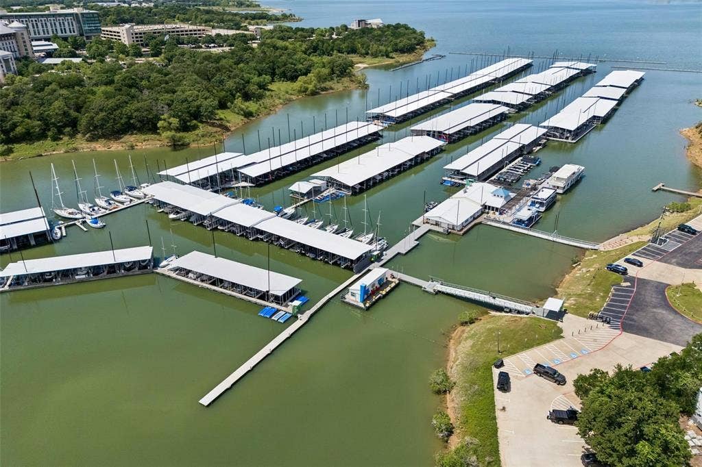 1120 S Pine Street, Grapevine, TX 76051 Relax, unwind, and enjoy lake life at Silver Lake Marina — one of Grapevine’s favorite waterfront destinations for boating, sunsets, and scenic views on Lake Grapevine.