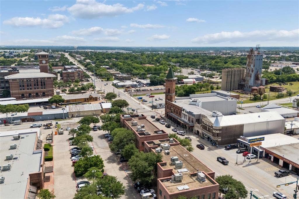 1120 S Pine Street, Grapevine, TX 76051 Historic charm, vintage trains, local markets, award-winning dining, and unforgettable festivals — that’s life on Main Street in Grapevine.