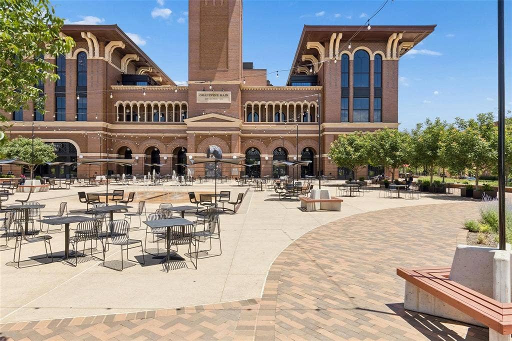 1120 S Pine Street, Grapevine, TX 76051 Luxury meets Texas charm at Hotel Vin — where outdoor entertainment, live music, and the premier dining experience of Harvest Hall bring Historic Main Street to life.