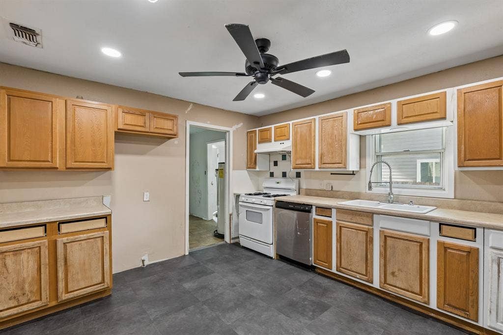 1120 S Pine Street, Grapevine, TX 76051 1120 S Pine Street, Grapevine, TX 76051