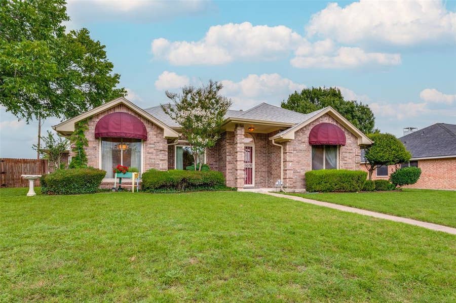 Property photo for 305 Sondra Way, Red Oak, TX