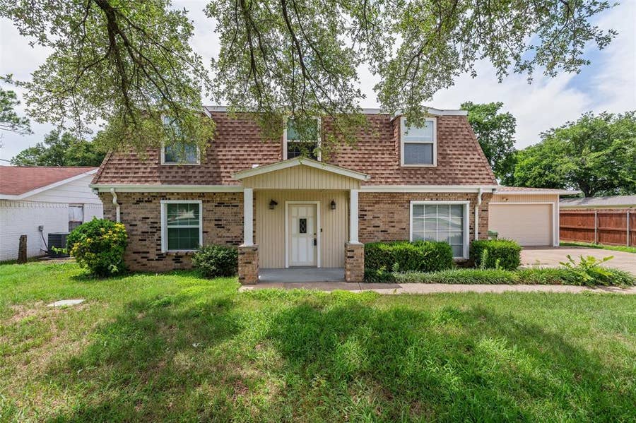 Property photo for 4102 Apache Trail Court, Granbury, TX