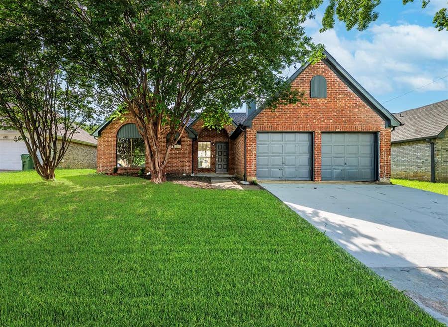 Property photo for 6105 Meadowside Trail, Arlington, TX