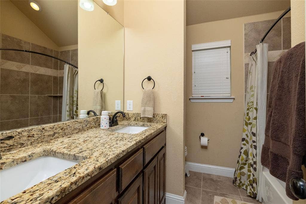 10517 N Haven Drive, Benbrook, TX 76126 Hall bath with tub/shower combo.