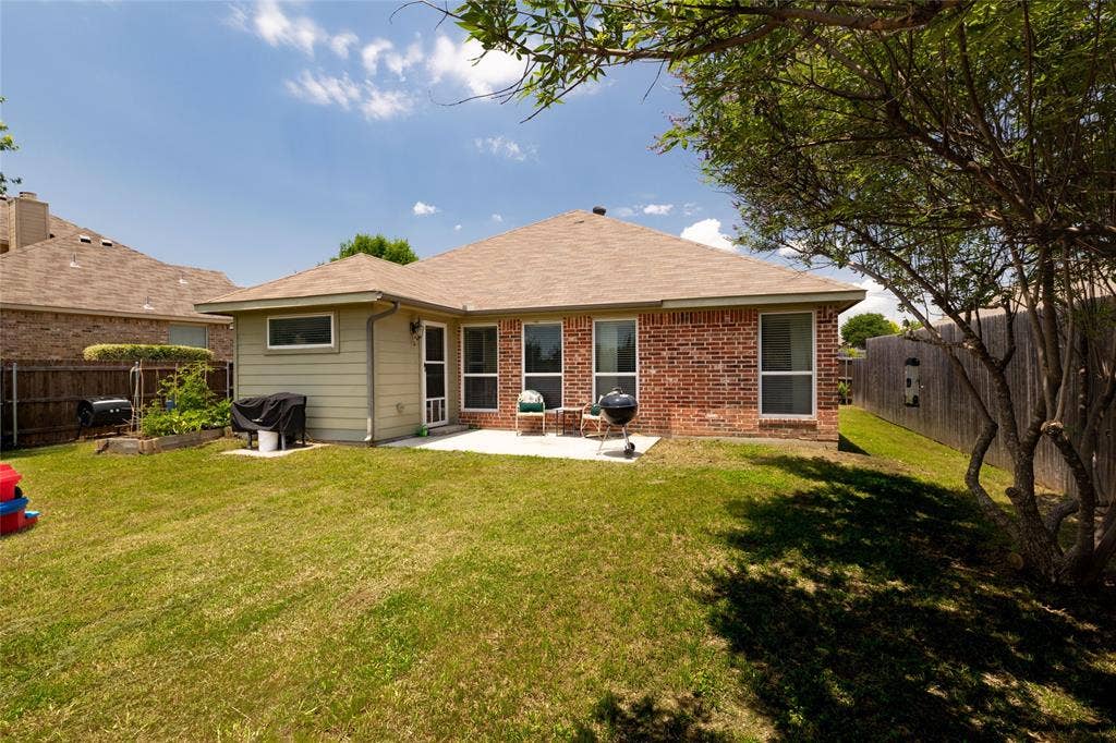 10517 N Haven Drive, Benbrook, TX 76126 Patio and garden.