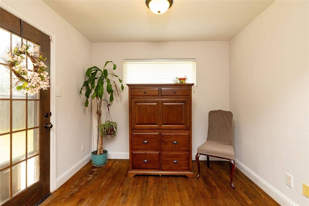 10517 N Haven Drive, Benbrook, TX 76126 Flex space. Perfect for a reading nook, study or craft area