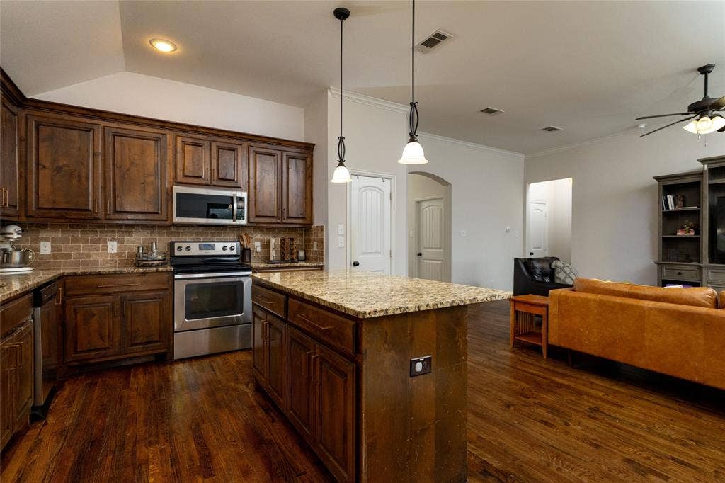 10517 N Haven Drive, Benbrook, TX 76126 Lots of counter space and a pantry.