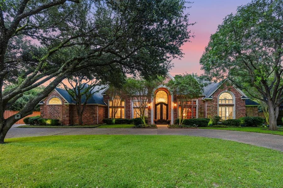 Property photo for 14908 Bellbrook Drive, Addison, TX