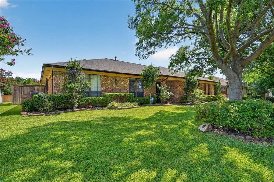 Property photo for 1502 Meadow Glen Street, Richardson, TX