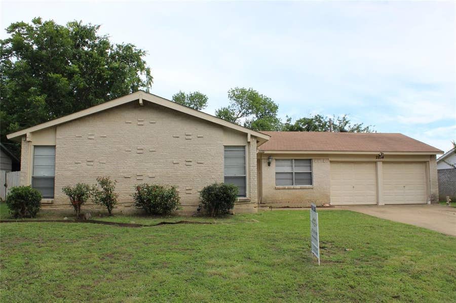 Property photo for 2834 Hollandale Lane, Farmers Branch, TX