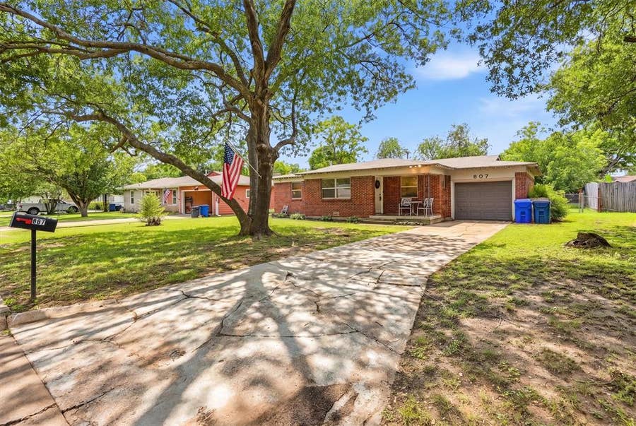 Property photo for 807 Elizabeth Boulevard, Granbury, TX