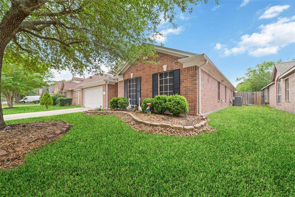 923 N Sky Drive, Houston, TX 77073 923 N Sky Drive, Houston, TX 77073