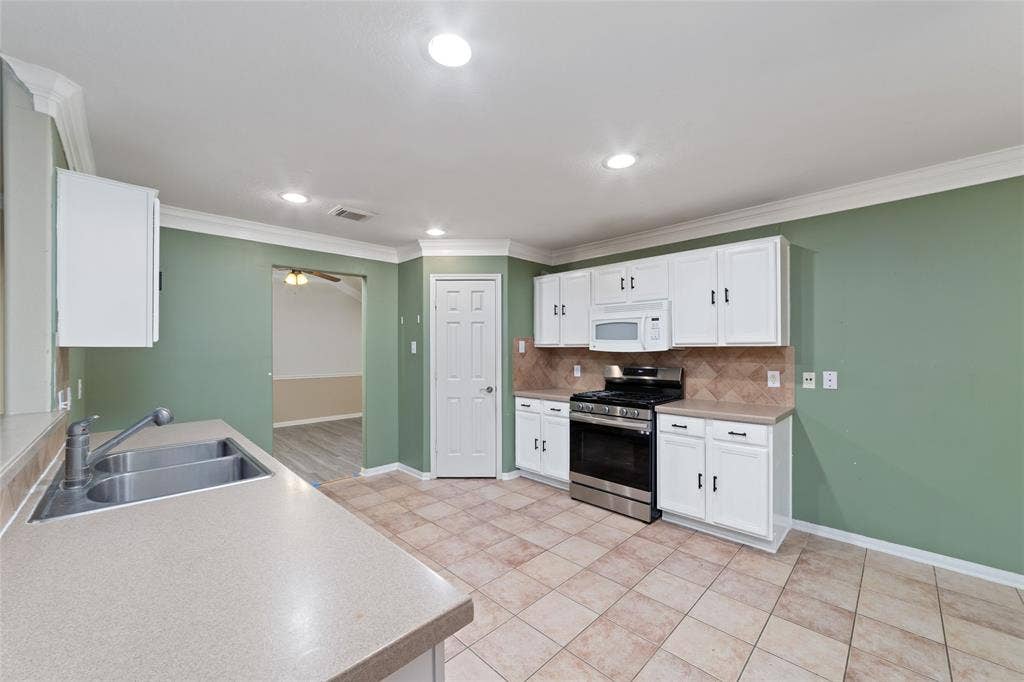 923 N Sky Drive, Houston, TX 77073 923 N Sky Drive, Houston, TX 77073