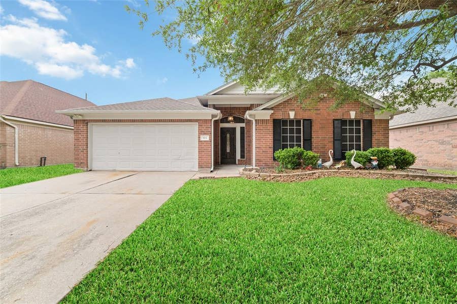 Property photo for 923 N Sky Drive, Houston, TX