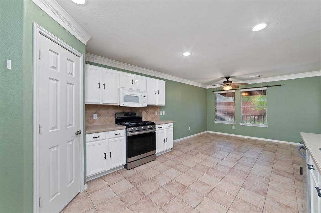 923 N Sky Drive, Houston, TX 77073 923 N Sky Drive, Houston, TX 77073