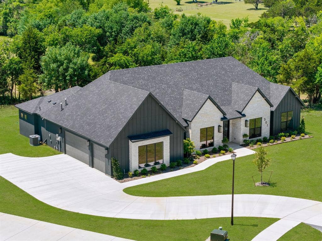 301 Whispering Way, Red Oak, TX 75154 301 Whispering Way, Red Oak, TX 75154