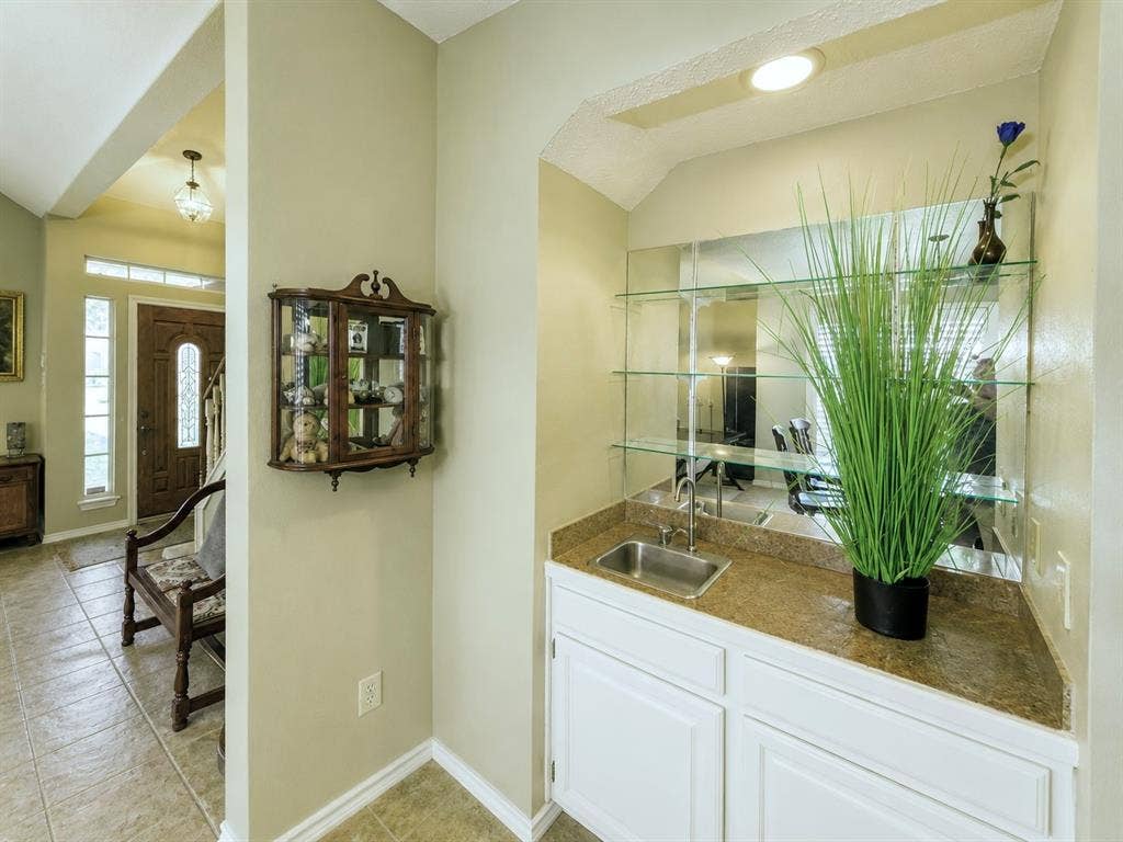 1221 Big Bend Drive, McKinney, TX 75069 Wet bar in the dining area