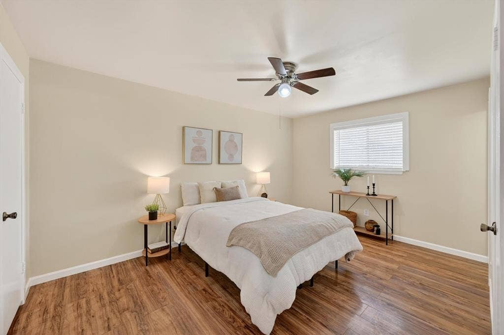 1012 Plover Lane, Arlington, TX 76015 Bedroom featuring wood-finish flooring, a ceiling fan with integrated lighting, a window with horizontal blinds, and neutral wall tones