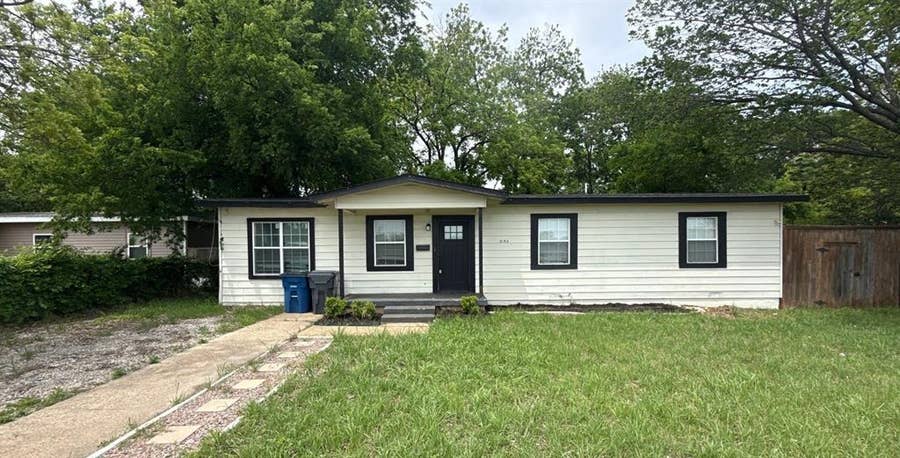 Property photo for 3155 E Ledbetter Drive, Dallas, TX