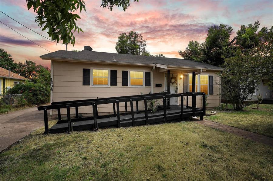 Property photo for 1306 W 11th Street, McGregor, TX