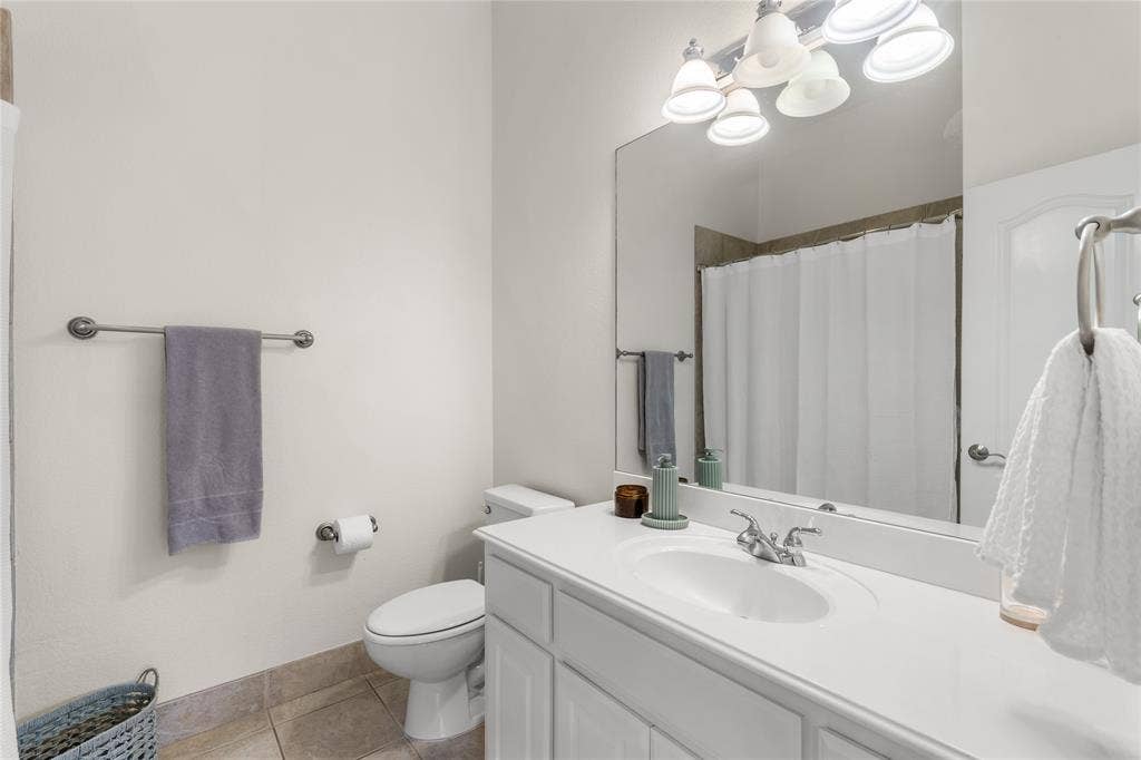 5639 Ellsworth Avenue, Dallas, TX 75206 Secondary bathroom on 2nd floor