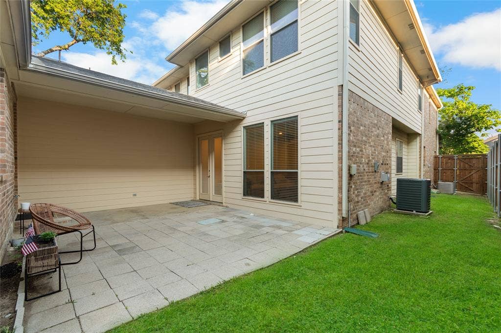 5639 Ellsworth Avenue, Dallas, TX 75206 Covered patio and access from garage to living room