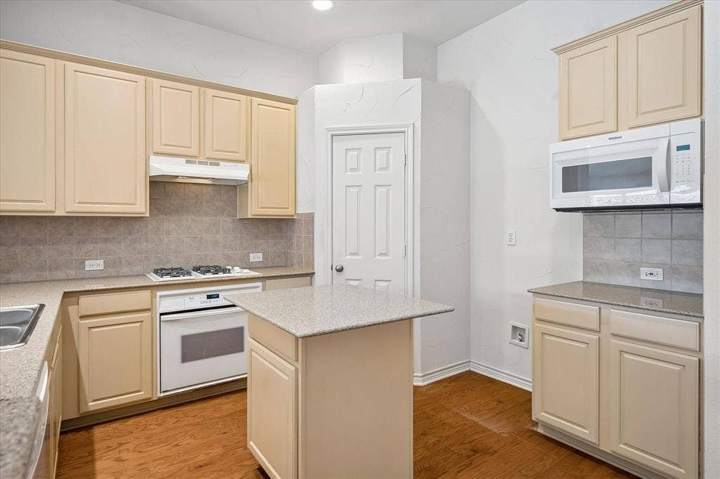 4601 Palm Valley Drive, Plano, TX 75024 kitchen without cabinet color change
