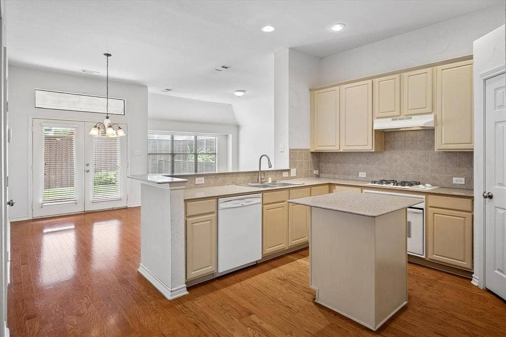 4601 Palm Valley Drive, Plano, TX 75024 kitchen without cabinet color change