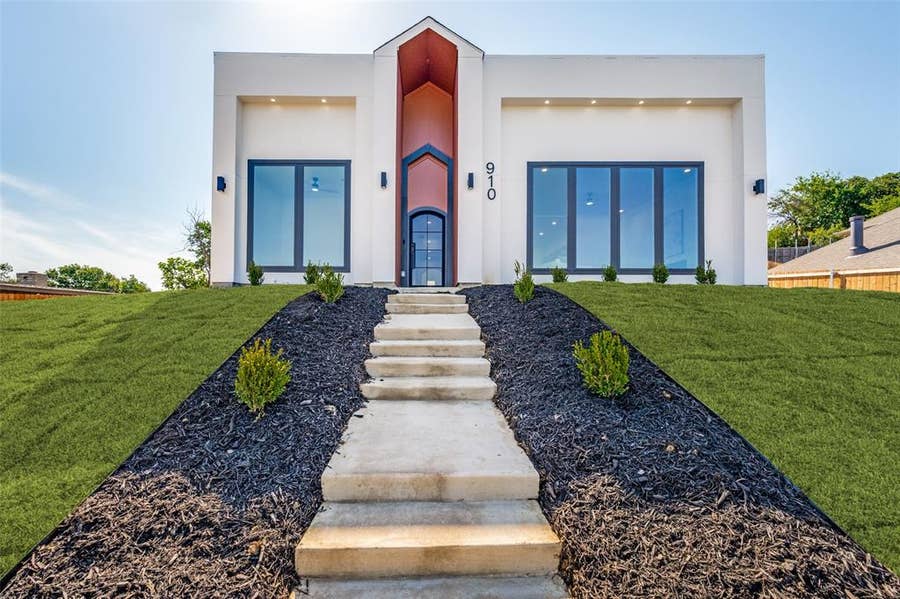 Property photo for 910 Gallant Fox Drive, Dallas, TX