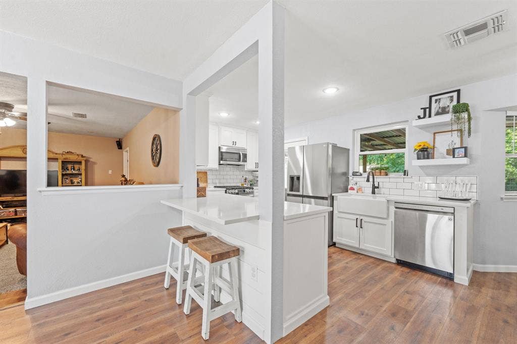 311 Robin Court, Burleson, TX 76028 311 Robin Court, Burleson, TX 76028
