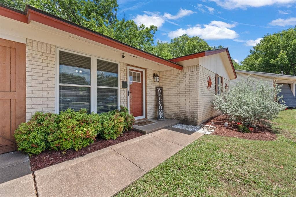 311 Robin Court, Burleson, TX 76028 311 Robin Court, Burleson, TX 76028