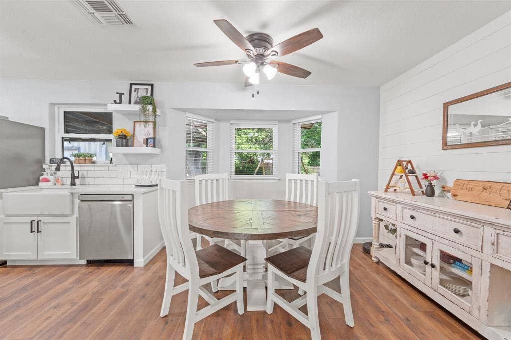 311 Robin Court, Burleson, TX 76028 311 Robin Court, Burleson, TX 76028