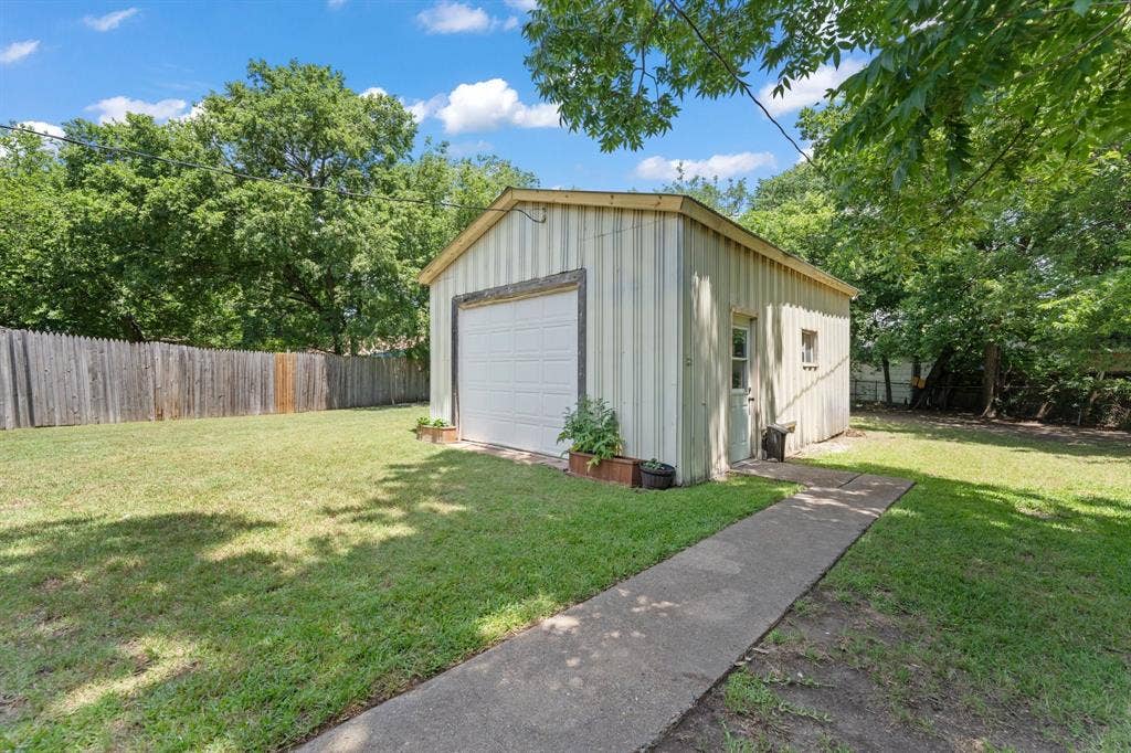 311 Robin Court, Burleson, TX 76028 311 Robin Court, Burleson, TX 76028