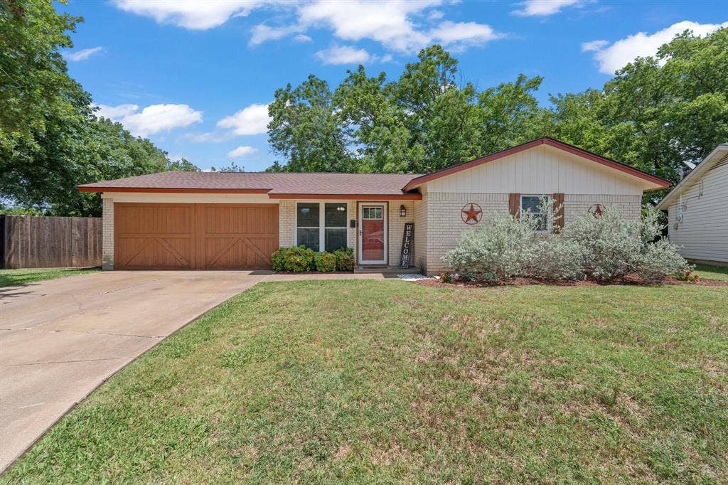 311 Robin Court, Burleson, TX 76028 311 Robin Court, Burleson, TX 76028