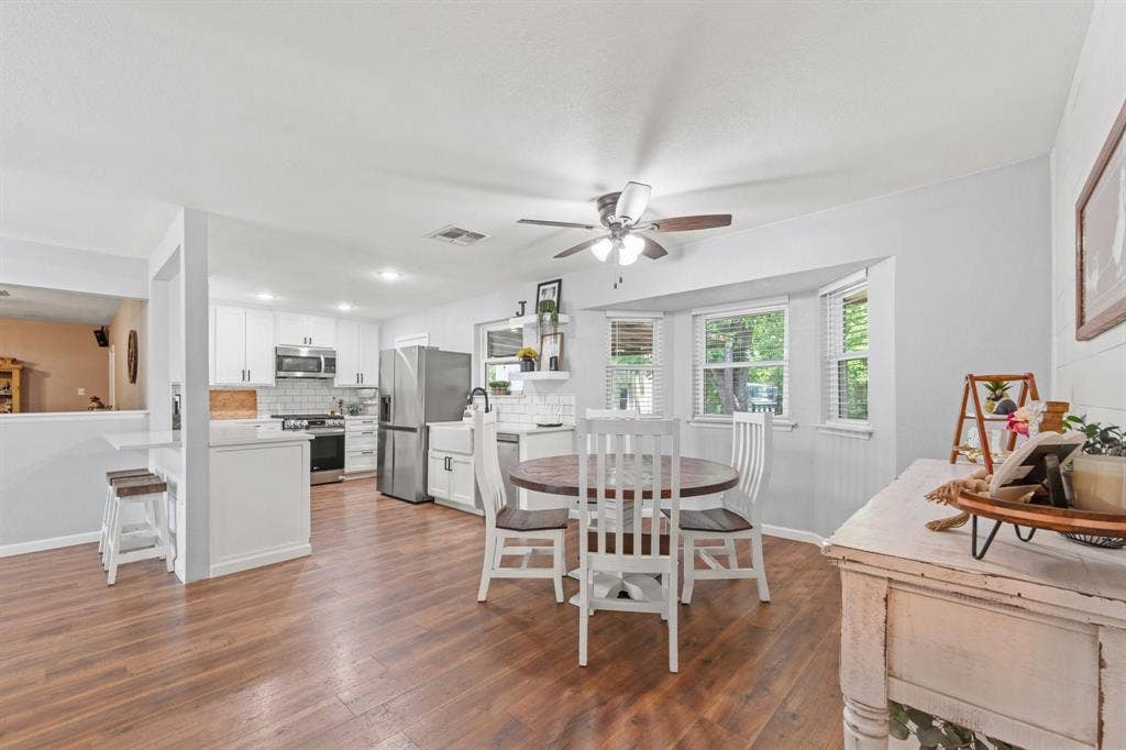311 Robin Court, Burleson, TX 76028 311 Robin Court, Burleson, TX 76028