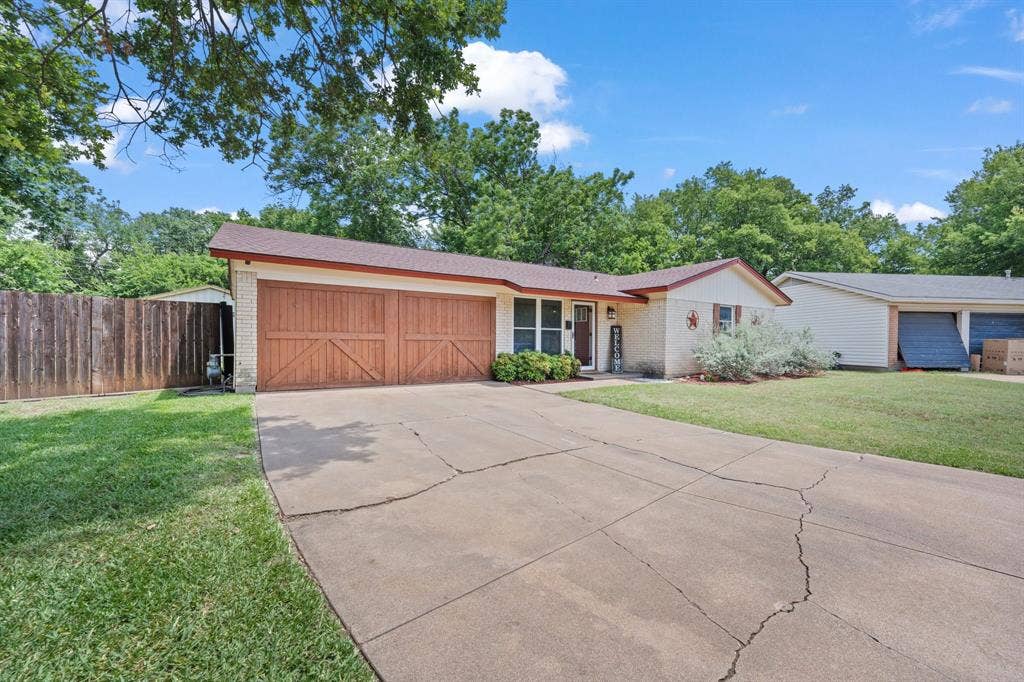 311 Robin Court, Burleson, TX 76028 311 Robin Court, Burleson, TX 76028