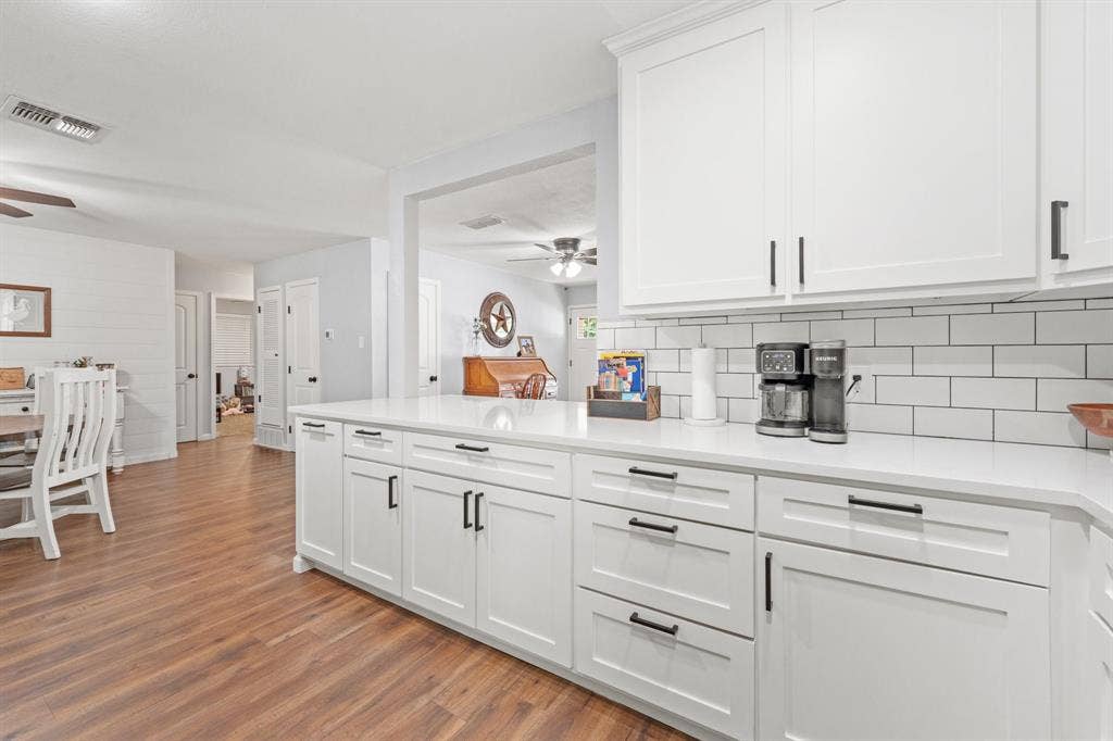 311 Robin Court, Burleson, TX 76028 311 Robin Court, Burleson, TX 76028