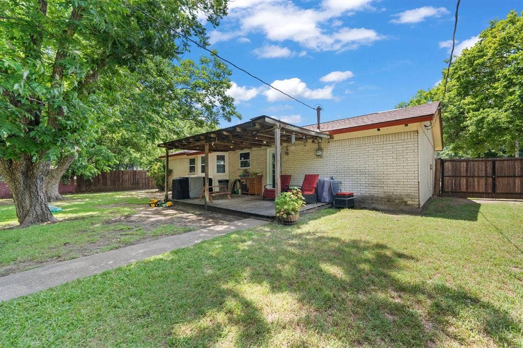 311 Robin Court, Burleson, TX 76028 311 Robin Court, Burleson, TX 76028