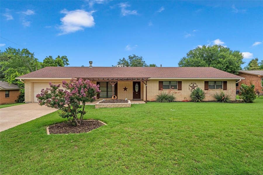 Property photo for 733 Arliss Drive, Woodway, TX