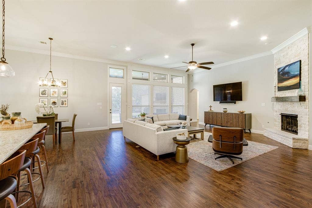 Open floorplan, living, breakfast & kitchen, so many opportunities to gather and entertain!