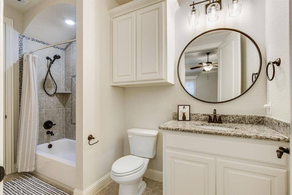 Private Bath Plus Closet!!