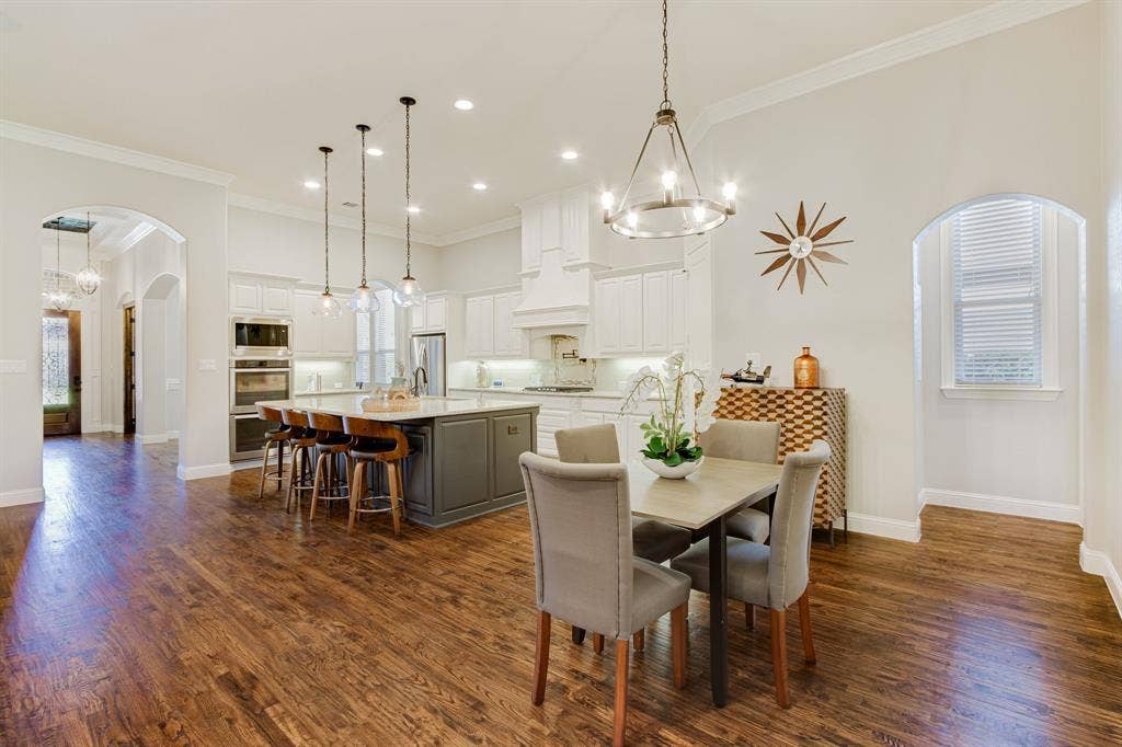 The breakfast space is not defined, so any size table will do well here!