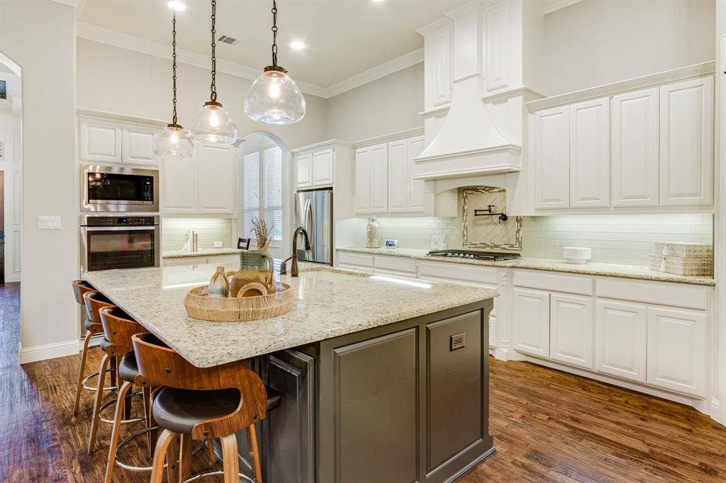 Double Oven, Gas Cooktop, Pot Filler this kitchen has it!