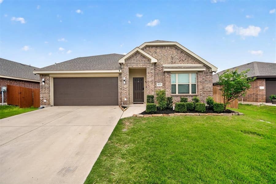 Property photo for 809 Cloverwood Drive, Fort Worth, TX