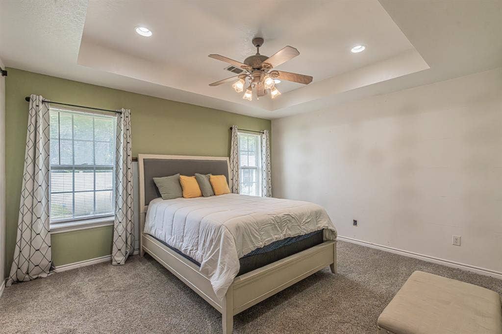 204 S Spring Branch Trail, Springtown, TX 76082 Spacious room featuring a tray ceiling, recessed lighting, and a ceiling fan