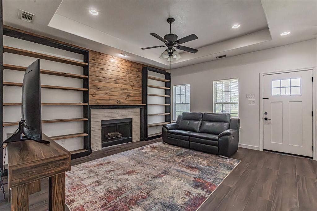 204 S Spring Branch Trail, Springtown, TX 76082 204 S Spring Branch Trail, Springtown, TX 76082