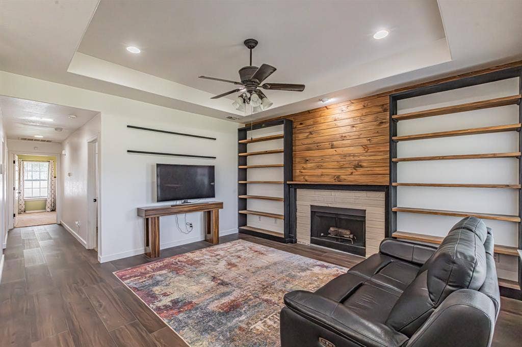 204 S Spring Branch Trail, Springtown, TX 76082 204 S Spring Branch Trail, Springtown, TX 76082