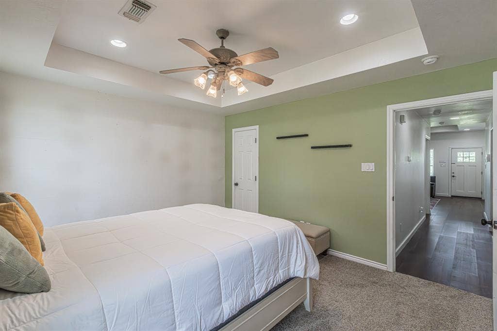 204 S Spring Branch Trail, Springtown, TX 76082 Carpeted room featuring a tray ceiling with recessed lighting and a ceiling fan